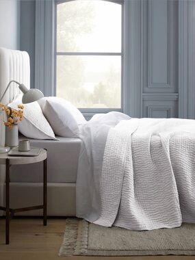 European White Double Sided Linen and Cotton Full/Queen Quilt Set  - Retail $190